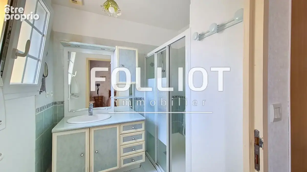 A vendre à Cérences PLEIN CENTRE Maison récente de 130 m² avec vie de plain-pied - photo 10