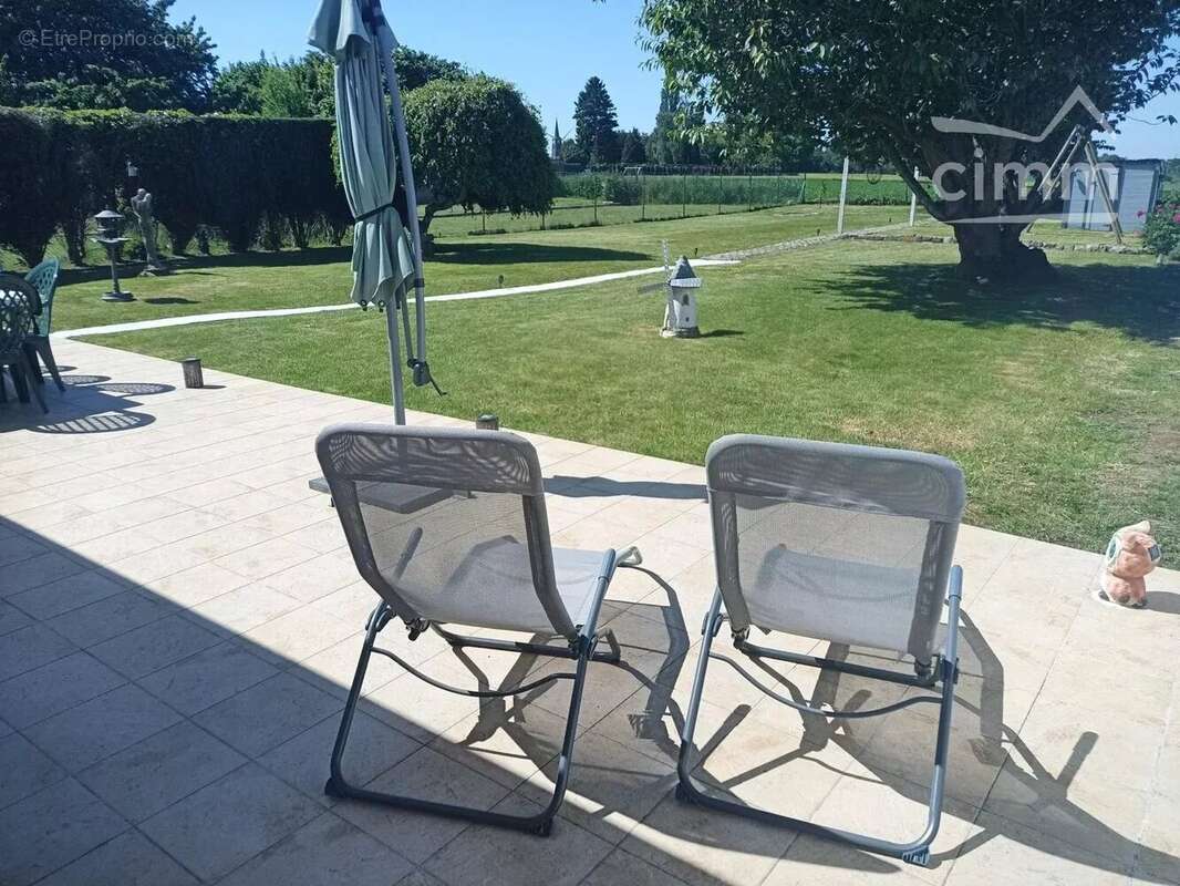 Maison individuelle rénovée avec jardin, vue dégagée et prestations de qualité - photo 18