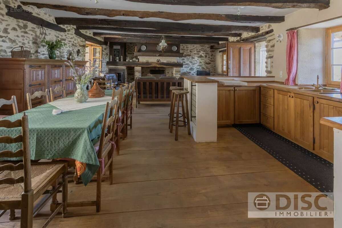 Corps de ferme rénovée avec spacieux gîte indépendant, dépendance, piscine et superbes vues. - photo 22