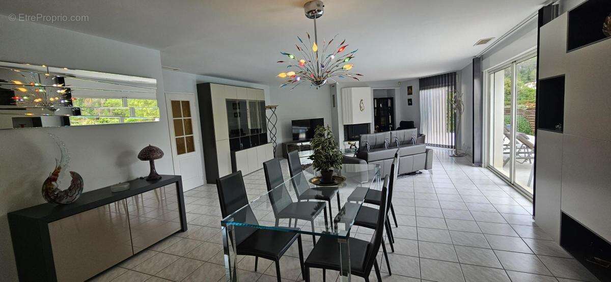 Maison à SAINT-CLEMENT-DE-RIVIERE