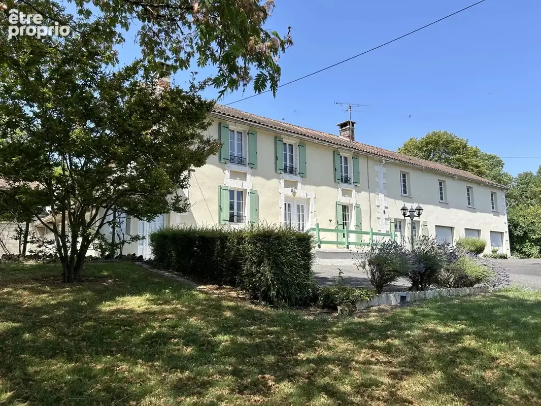 Maison rénové de 4 chambres avec garage pour 3 voitures, dépendances sur 1,3 ha - photo 2