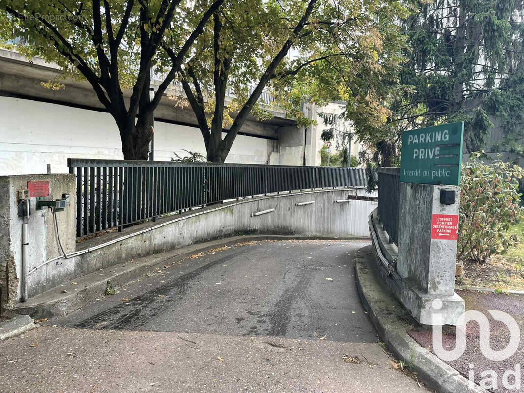 Photo 1 - Parking à COURBEVOIE