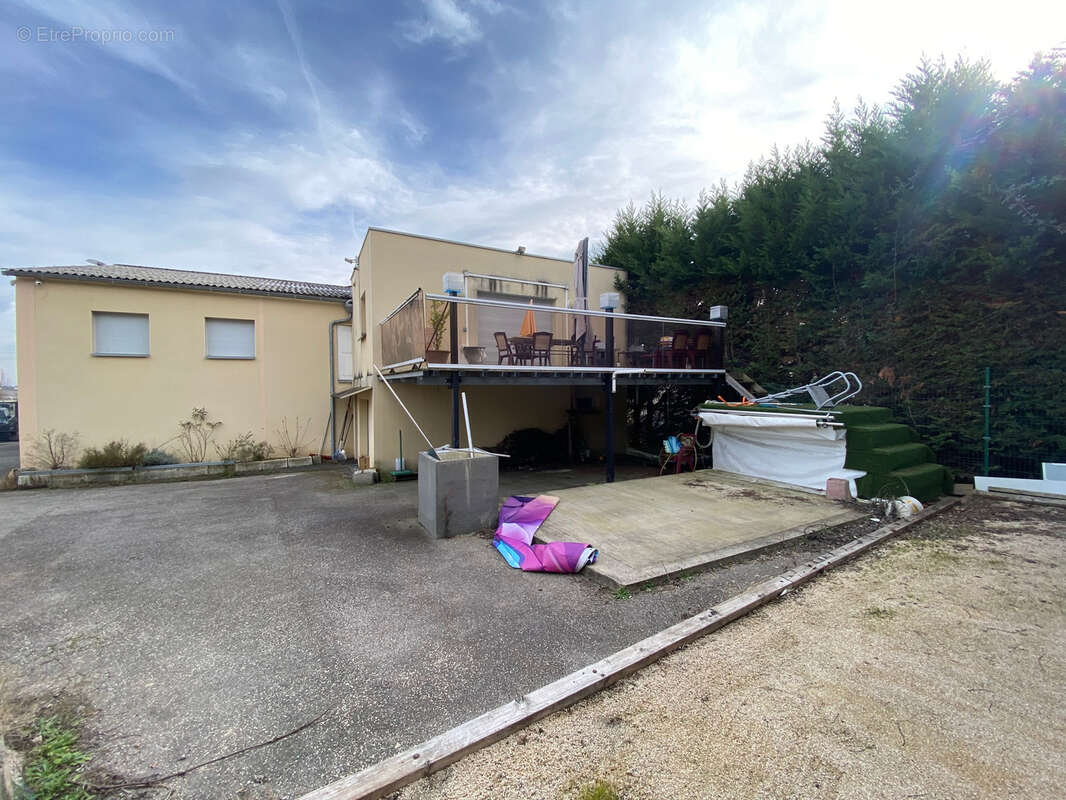 Commerce à SAINT-GENIS-LAVAL