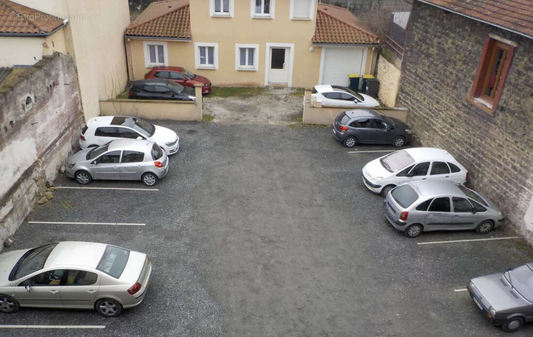 Appartement à LE CHAMBON-FEUGEROLLES