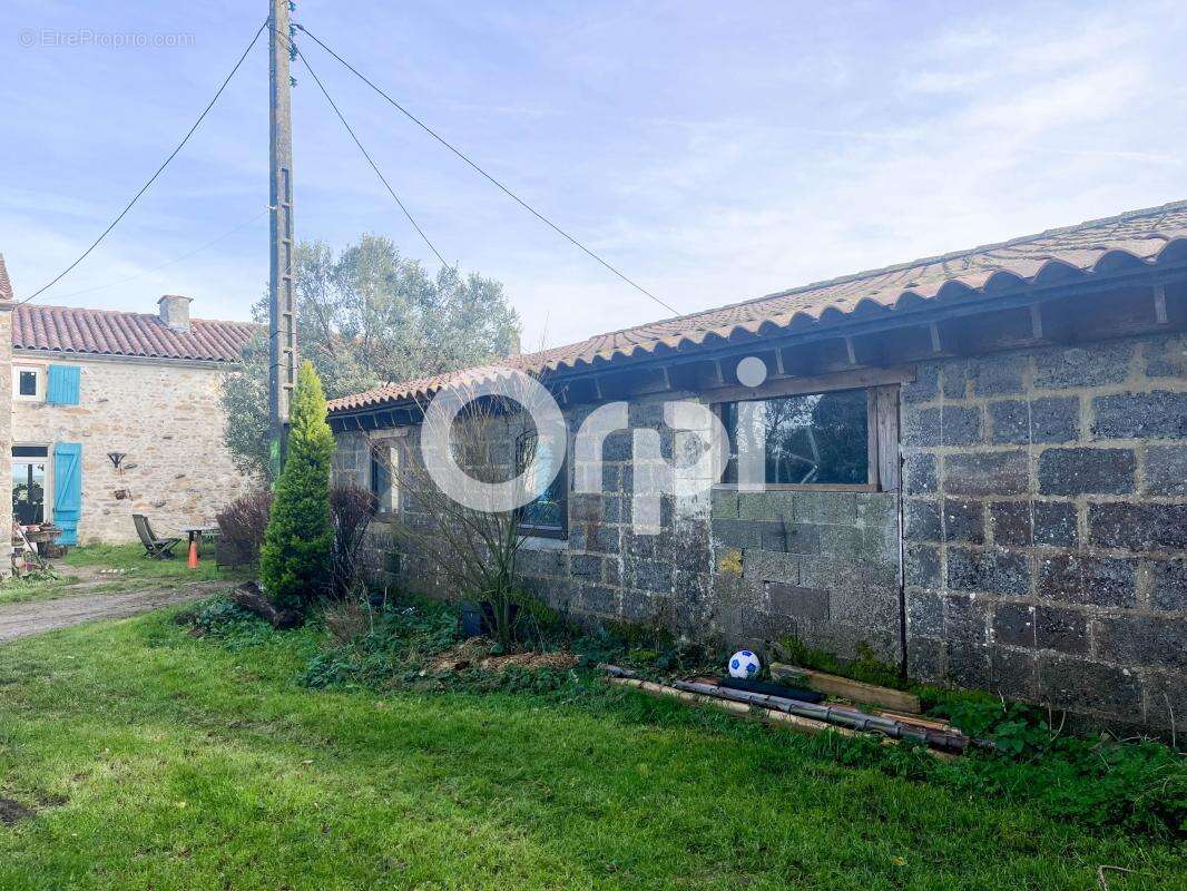 Maison à SAINT-LAURENT-DE-LA-PREE