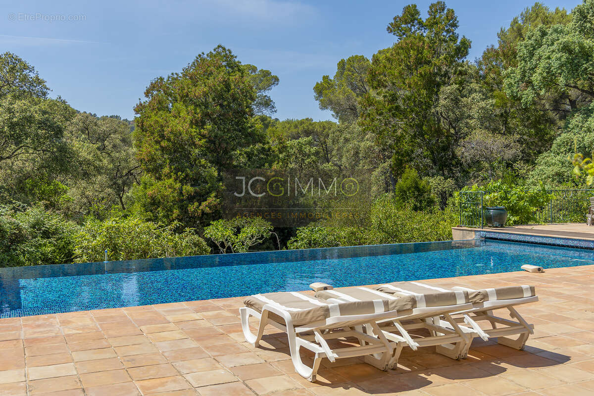 Élégante villa provençale de 194m2 habitables avec piscine à débordement sur 1694m2 de terrain. - photo 6