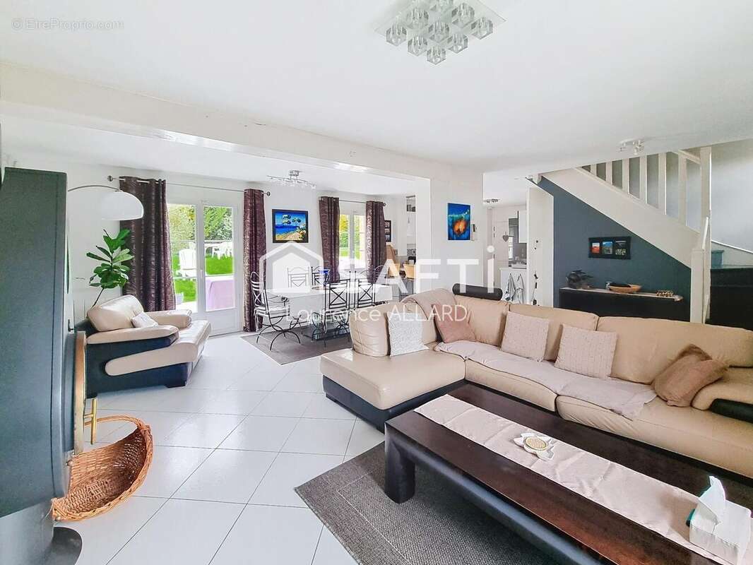 Photo 4 - Maison à VALLANGOUJARD