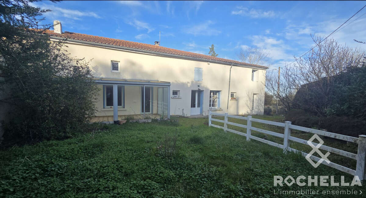 Maison 104 m² à La Jarrie-Audouin  - photo 3