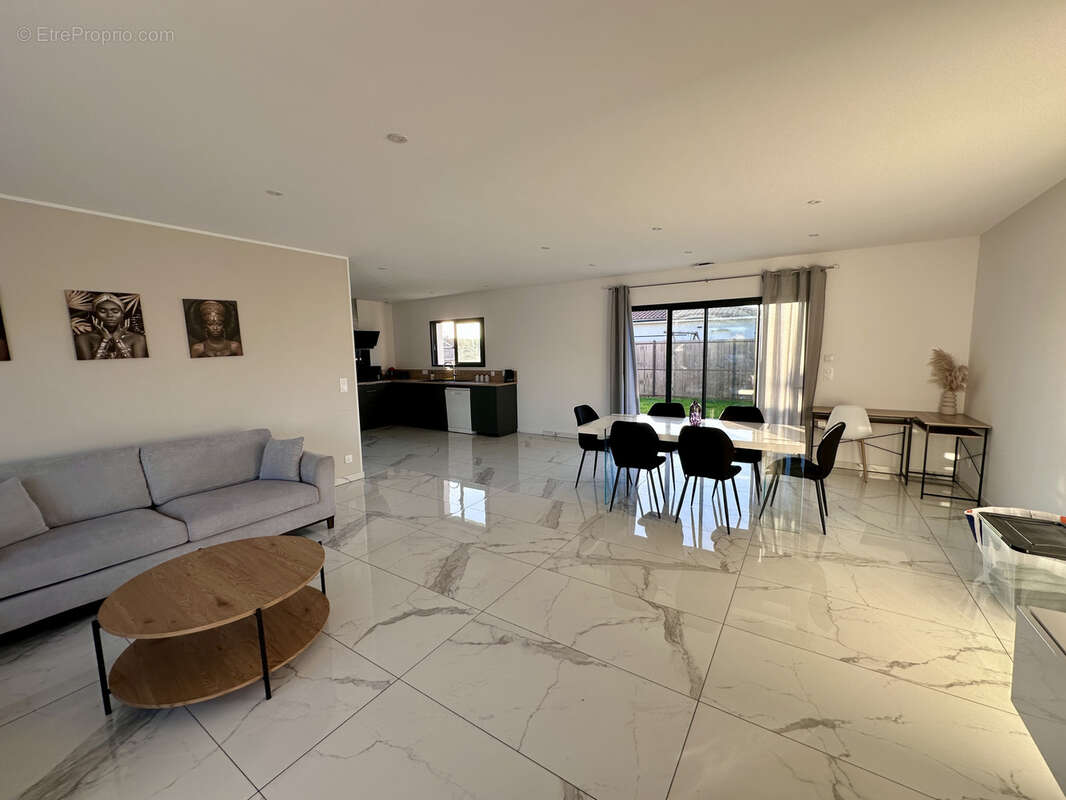 Maison à COURS-DE-PILE