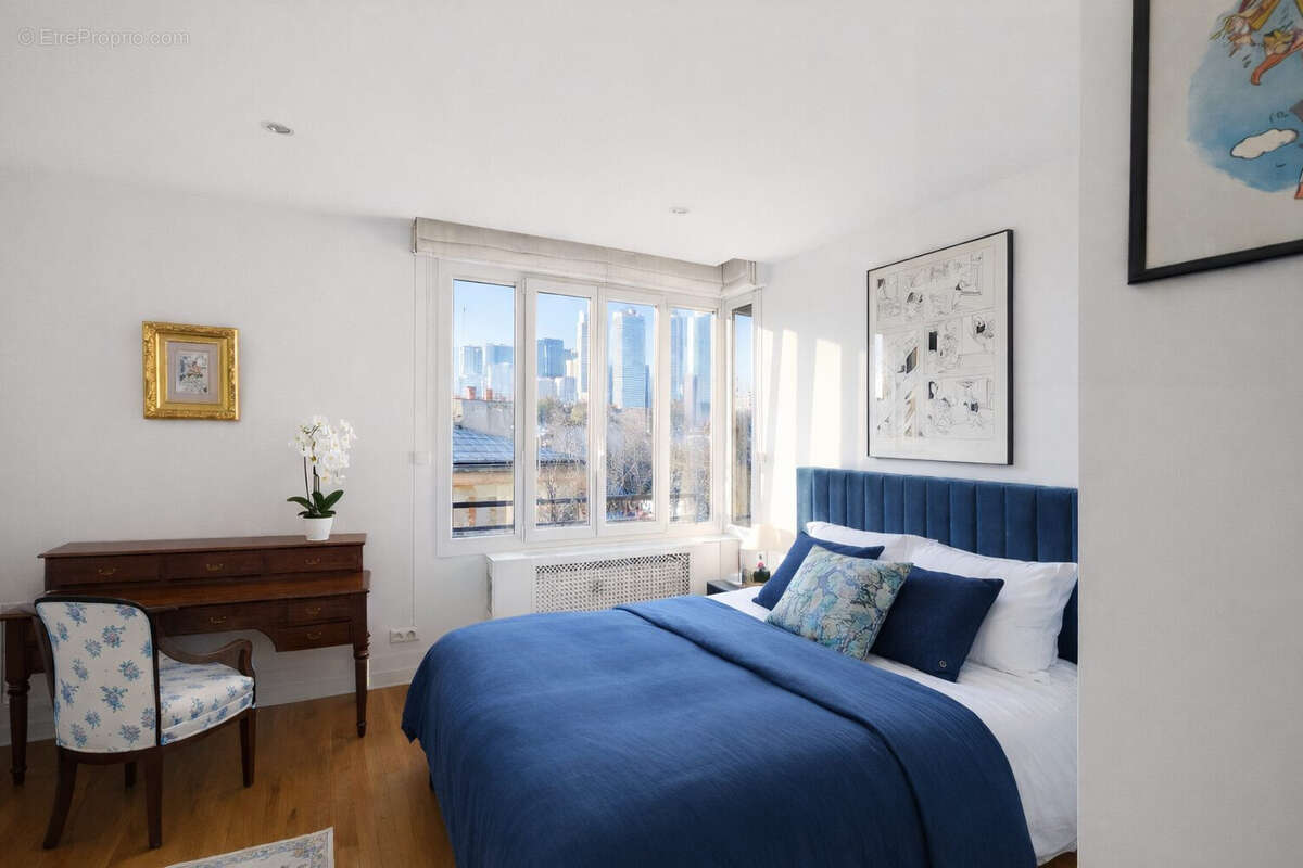Grande chambre avec vue panoramique sur la Défense  - Appartement à NEUILLY-SUR-SEINE
