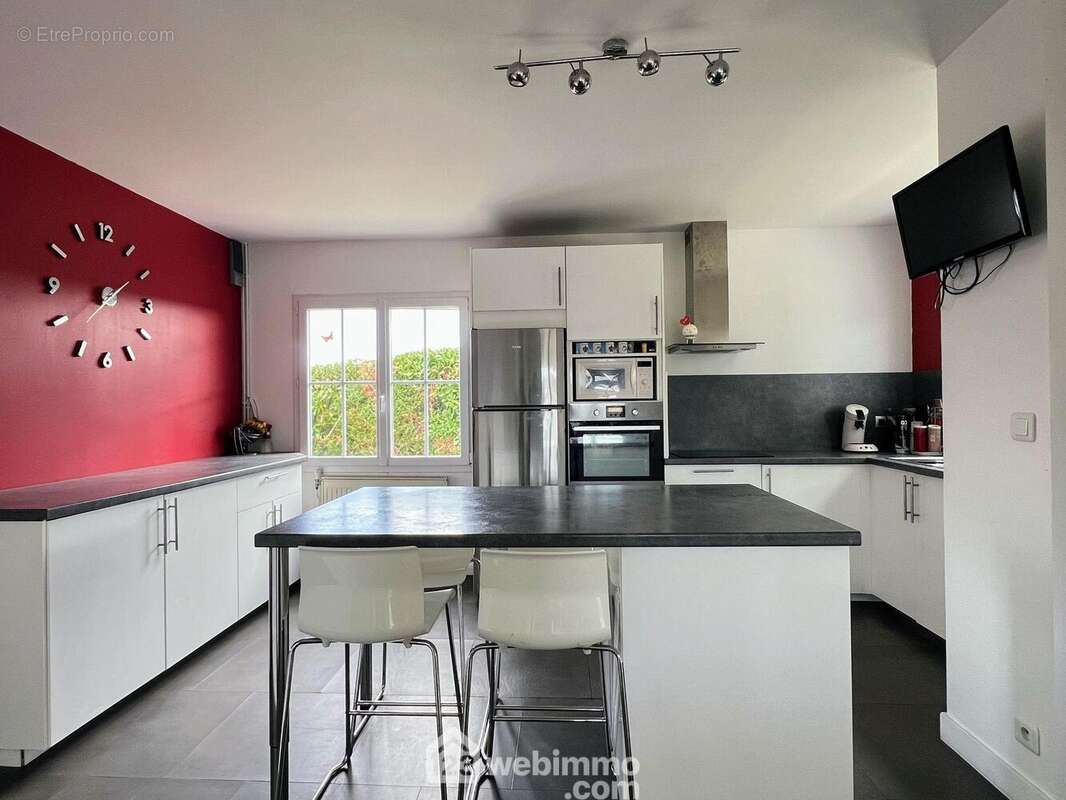 A proximité se trouve une cuisine aménagée et équipée. - Maison à MURS-ERIGNE