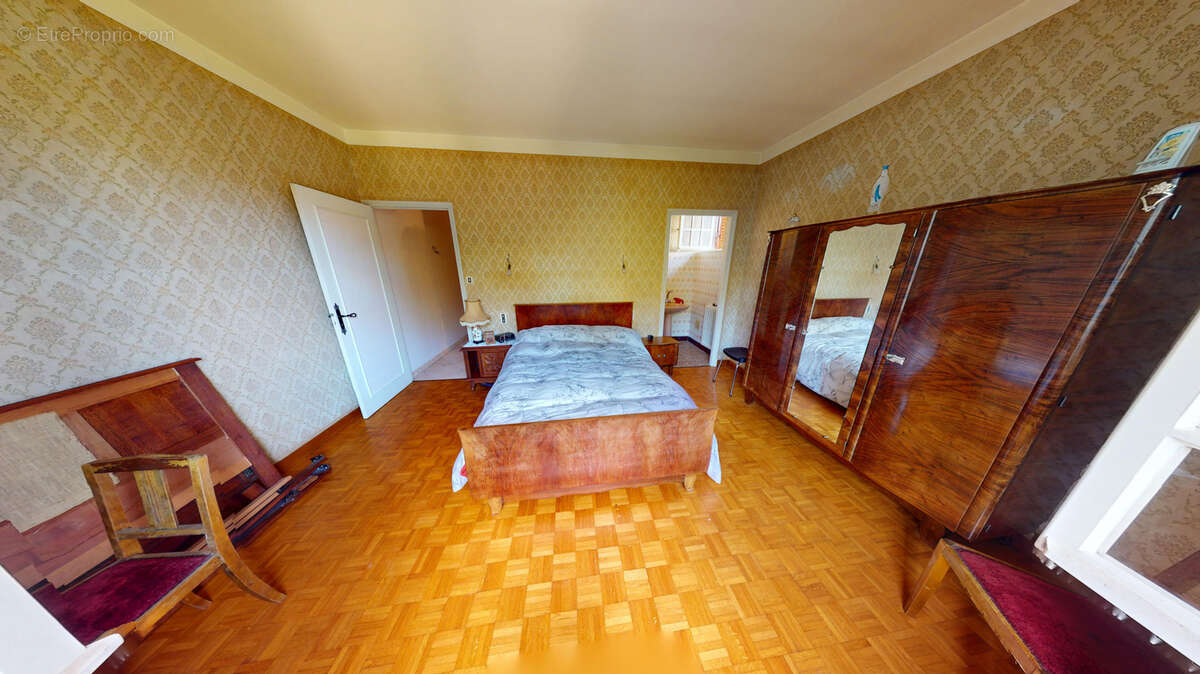 Maison à SALLES-CURAN