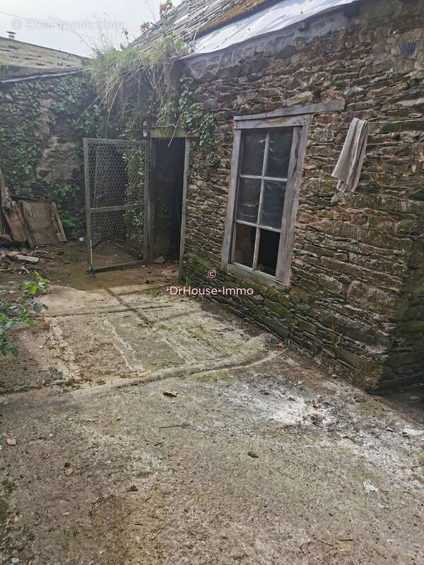 Maison à LA ROCHE-DERRIEN