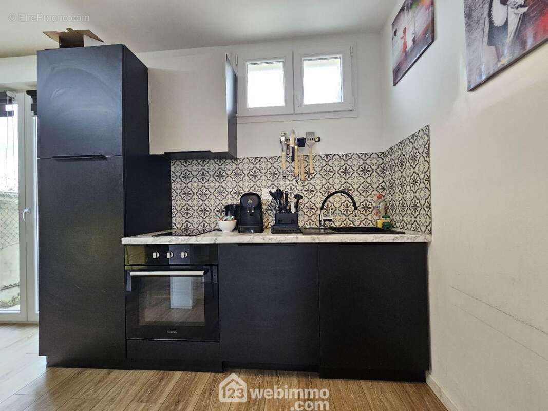 Cuisine contemporaine aménagée et équipée, pratique et fonctionnelle au quotidien - Maison à TINQUEUX