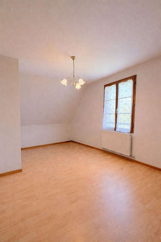 Charmante maison de 111 m2 avec dépendance - 5 pièces à Thiers-sur-Thève ! - photo 10