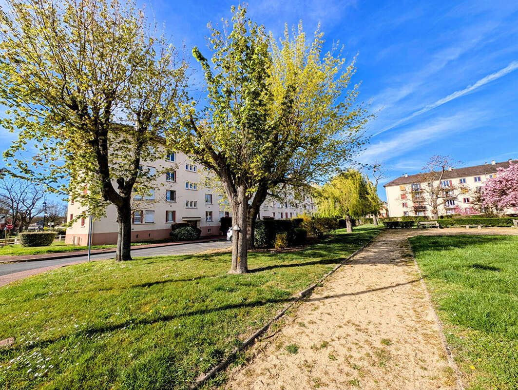 Appartement 5 pièces de 80 M² avec Cave et parking extérieur - LE MESNIL LE ROI - photo 11