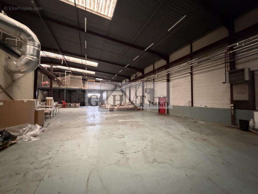 Entrepot 2765m2 a vendre bondoufle - photo 2