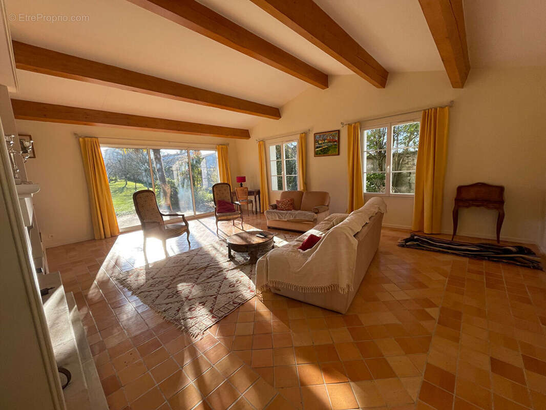 Maison Saint Romain De Benet 6 pièce(s) 2267 m2 - photo 3