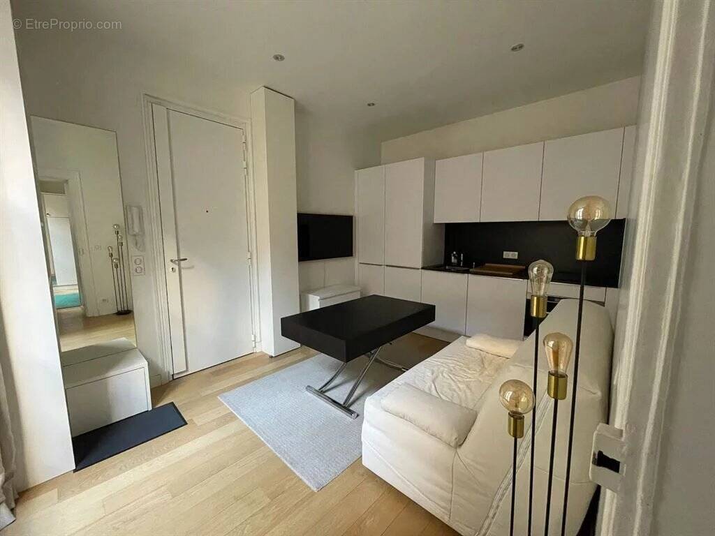 Appartement à PARIS-1E