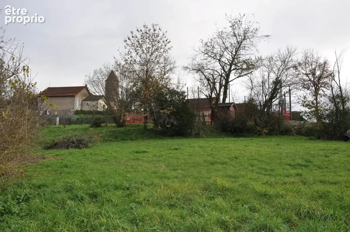 Très beau terrain de 1400 m2, à la sortie du village, avec vues et faible déclivité. - photo 4
