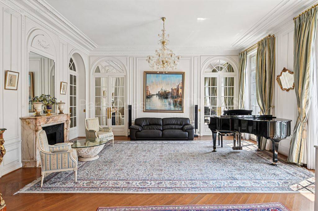 Appartement à PARIS-16E