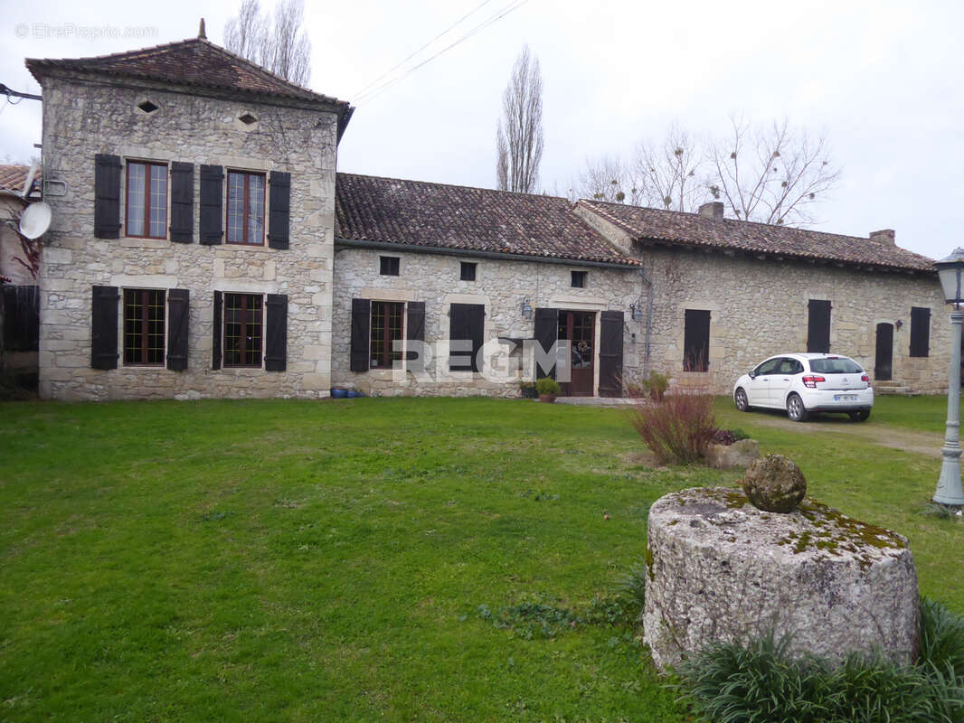 TRES BELLE LONGERE DES 17ème et 19ème siècle sur 20 hectares de praires, 18 et bois 2 avec étang, rivière long - photo 2