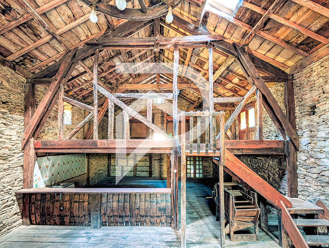 Maison à LAVAL-ROQUECEZIERE