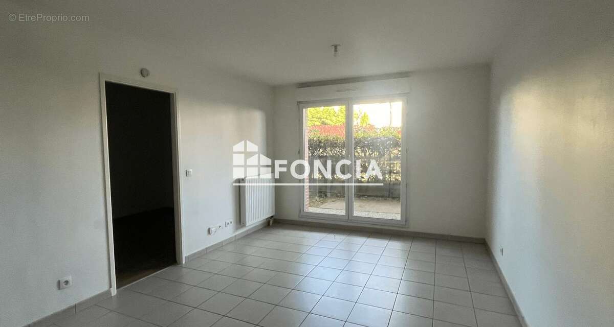 A proximité du RER, appartement 3 pièces 57 m2 en très bon état situé en rez de jardin dans résidence calme et sécurisée avec 2  - photo 2