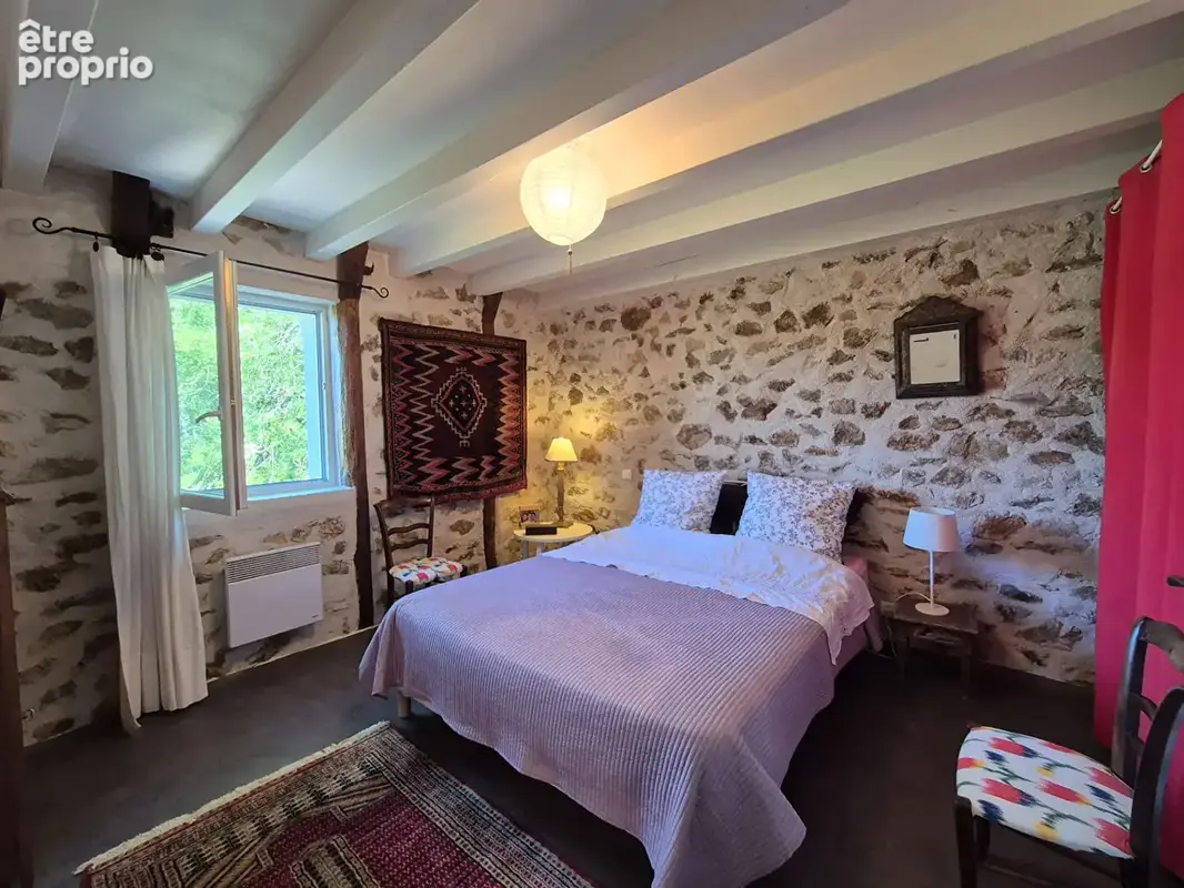 CORRÈZE. Près d'ARGENTAT. Magnifique grange en pierre réaménagée comprenant 6 chambres, un four à pain d'origine et un terrain d - photo 11
