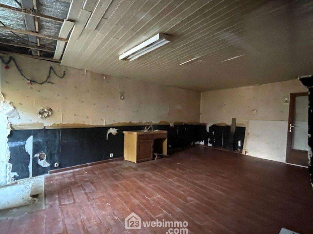 De l&#039;autre côté de l&#039;entrée, le séjour, - Maison à SAINT-JEAN-DE-SAUVES