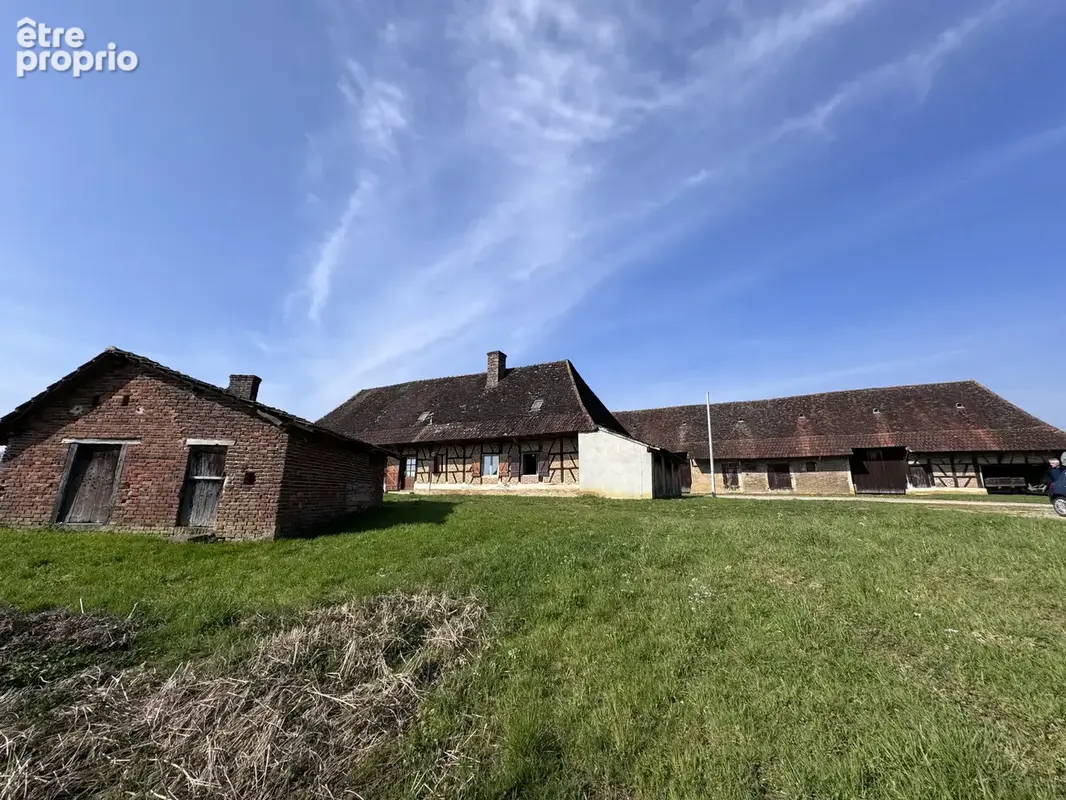 Ensemble bressan sur 3 hectares de terrain - photo 12