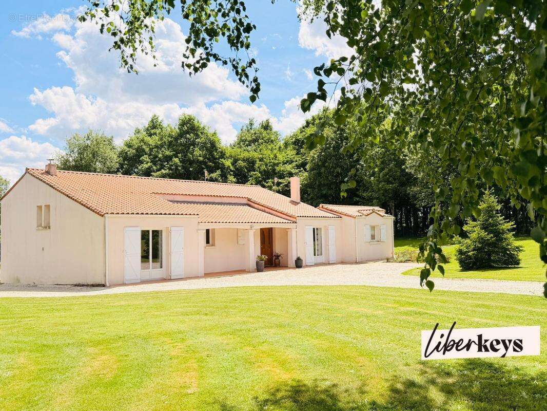 Maison à SAINT-HILAIRE-LE-VOUHIS