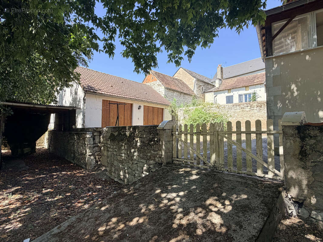 EXCLUSIVITÉ   NAINTRE (86) Maison de bourg avec jardin et double garage - photo 4