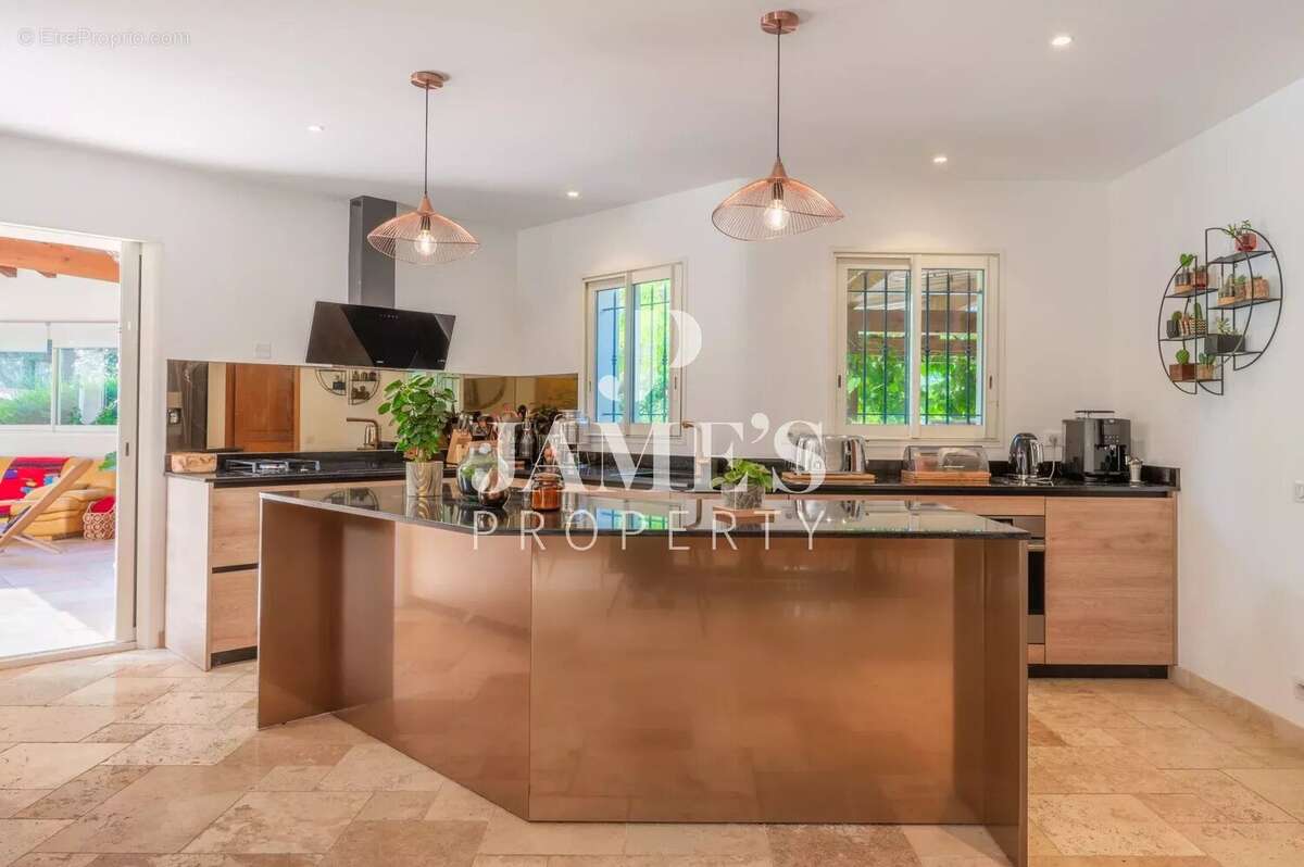 Maison 198 m² à Fontvieille  - photo 6