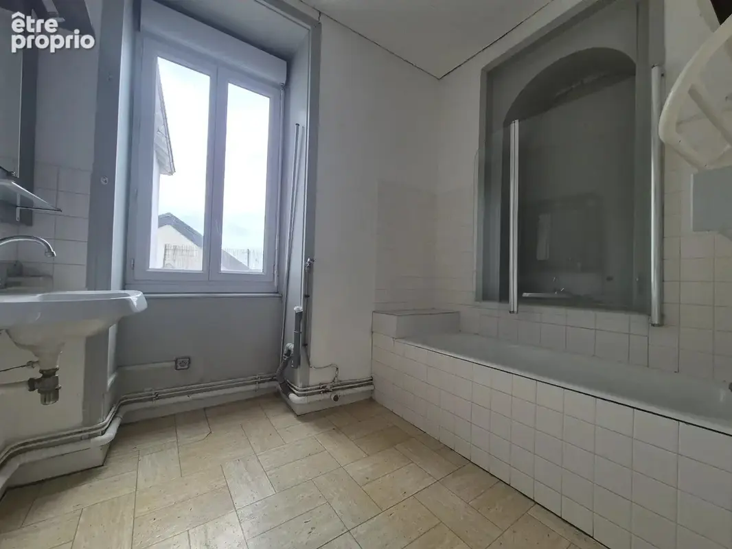 Saint pierre la cour immeuble de 170 m2 habitable de 3 logements a renover avec 3 places de parking - photo 7