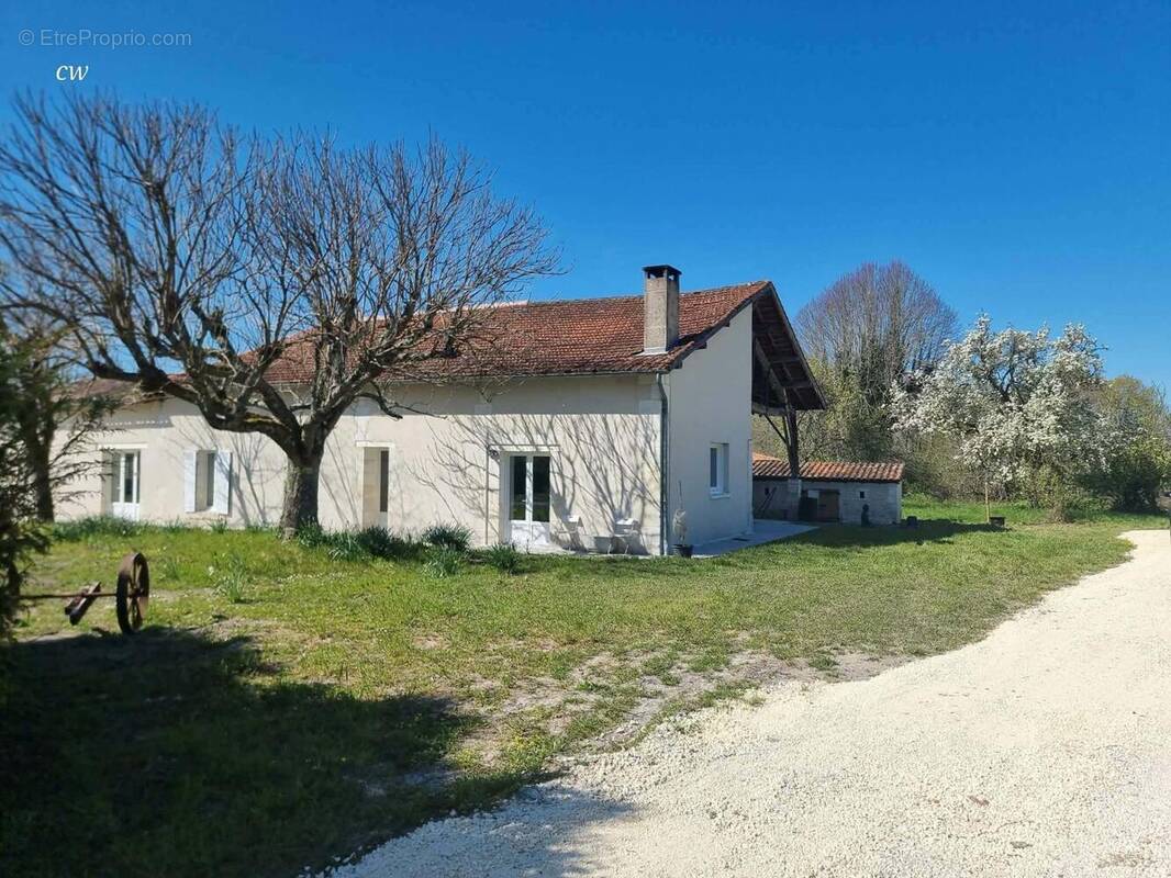 Photo 1 - Maison à BRIE-SOUS-CHALAIS