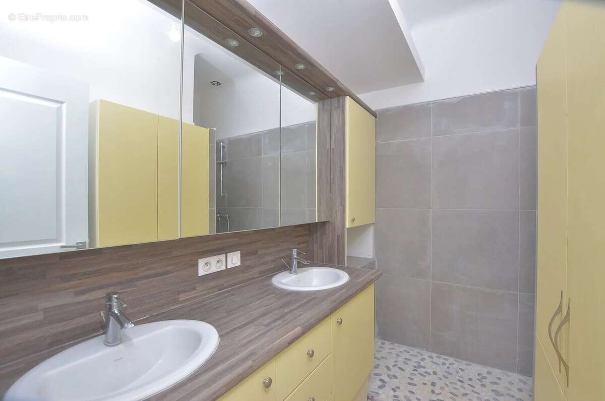Appartement t2 rive droite 1er etage - photo 5