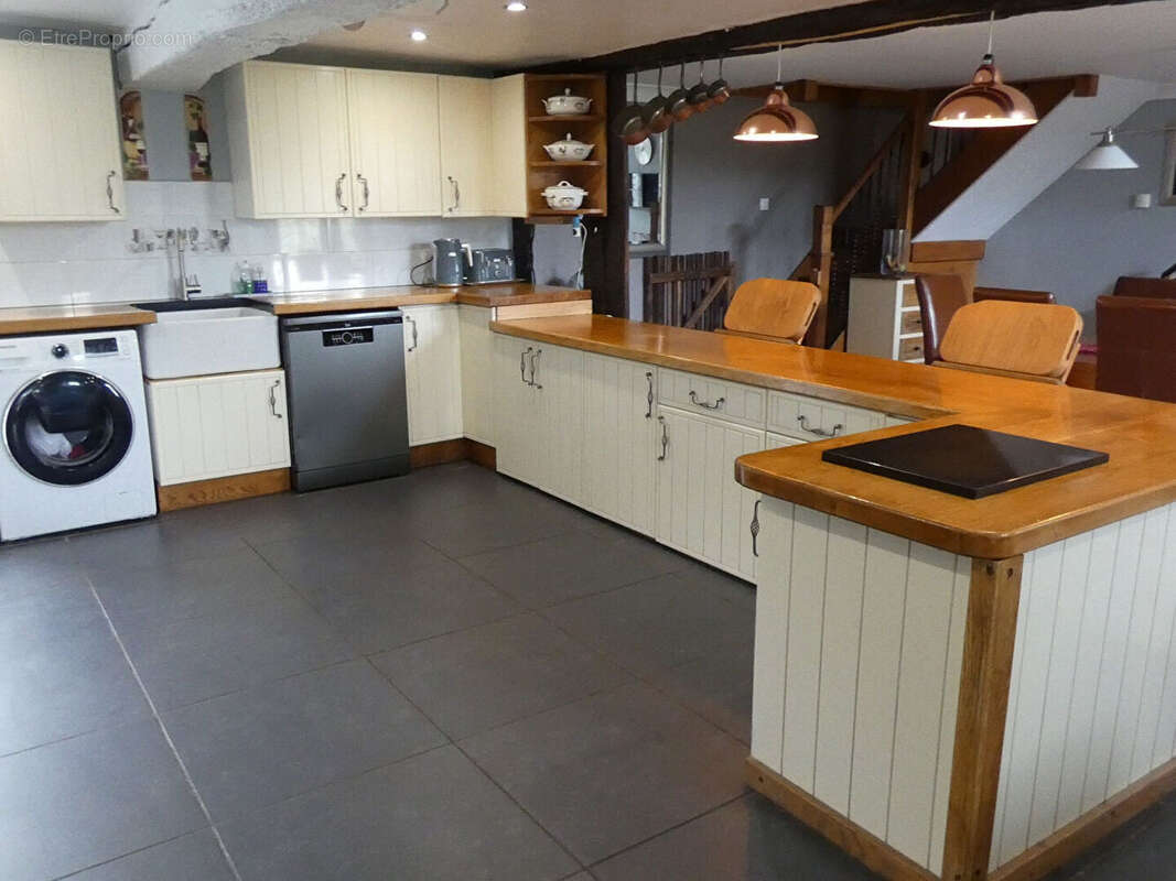 Maison à SAINT-QUENTIN-LES-CHARDONNETS