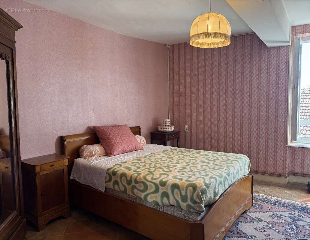 Grande maison de ville avec cours + possibilité de 2 logements ! - photo 11