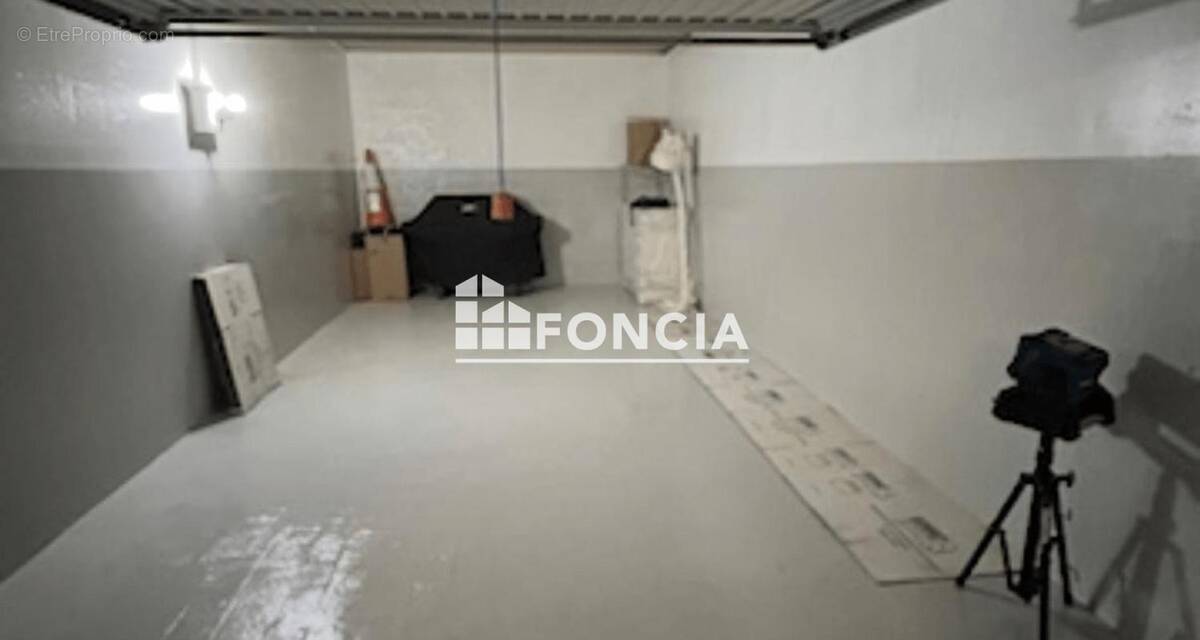 Parking à SIX-FOURS-LES-PLAGES