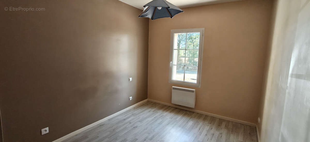 À vendre à Saint-Michel-Chef-Chef (44) : maison de plain pied 4 pièces avec 3 chambres et un garage - photo 8