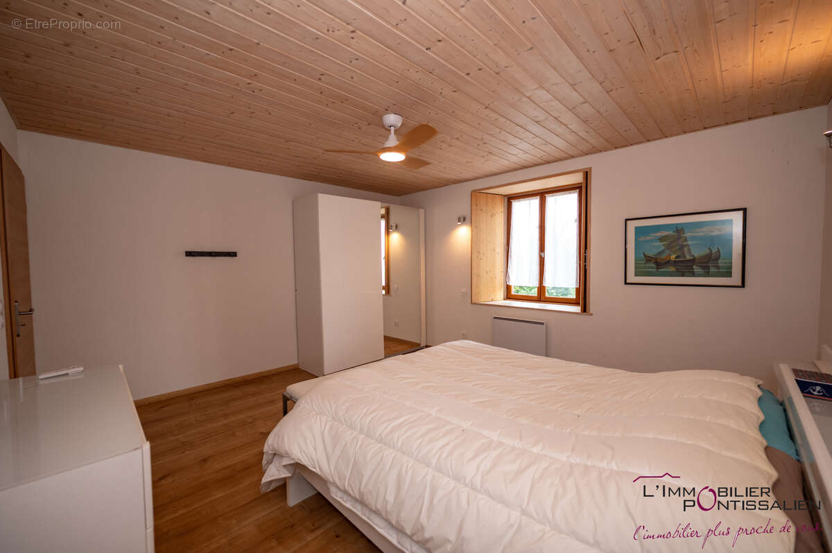 Maison de caractere offrant de beaux volumes - photo 44
