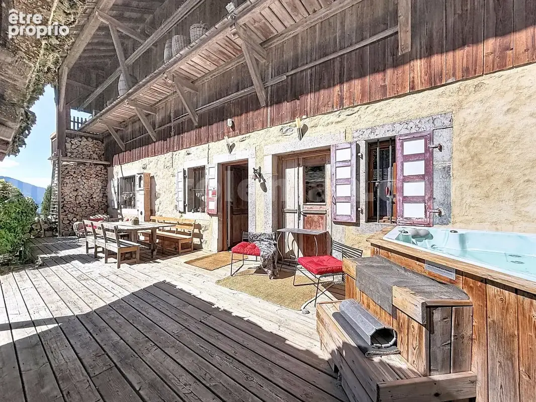 Appartement_T7_Araches_la_frasse_les_carroz_terrasse_balcon_belle_superficie_proche_prox_frontière_Suisse_direction_GENEVE_autoroutes_investissement_locatif_vente_vue_séjour_cuisine_ouverte_calme_nature