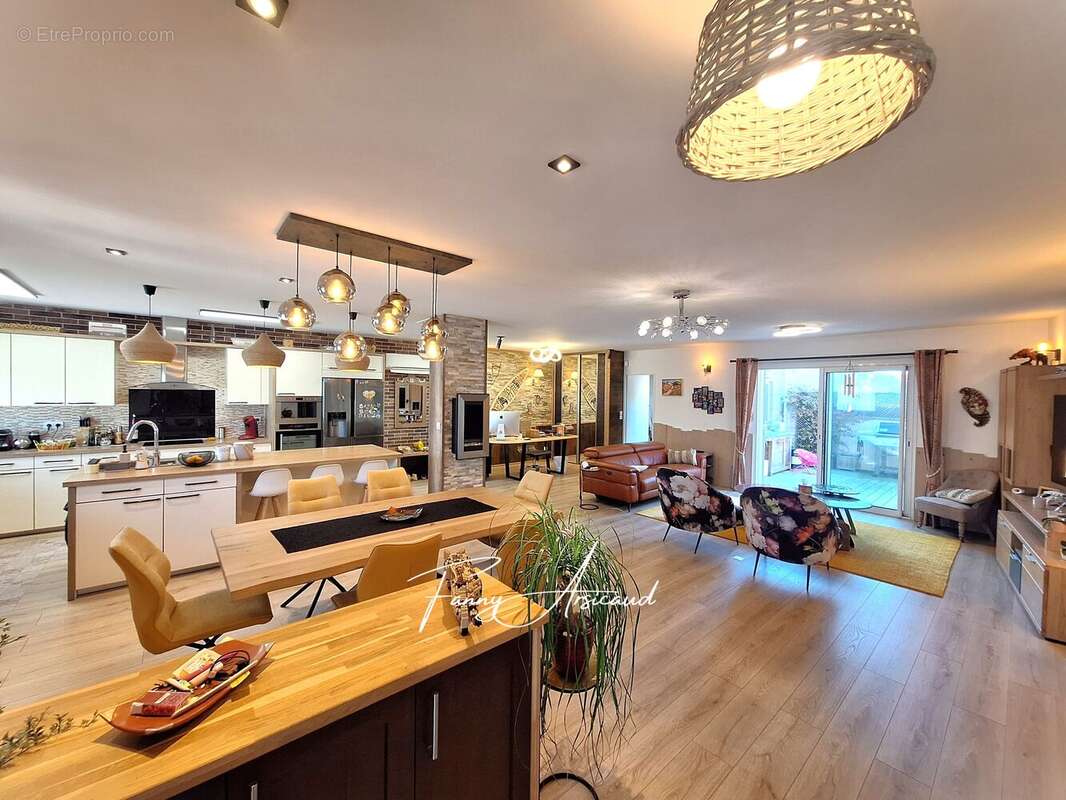 Maison à CHAMPAGNE-LES-MARAIS