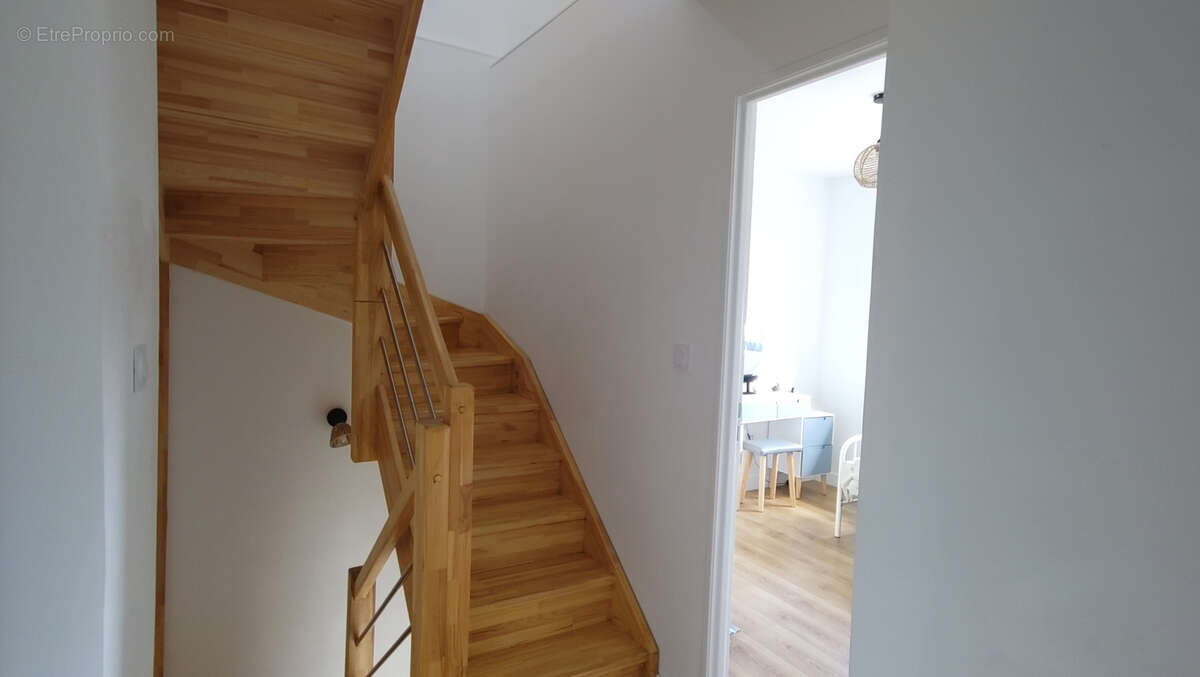 EXCLUSIVITÉ   AMBÉRIEUX-D'AZERGUES Appartement familial rénové avec terrasse et stationnements privés - photo 8