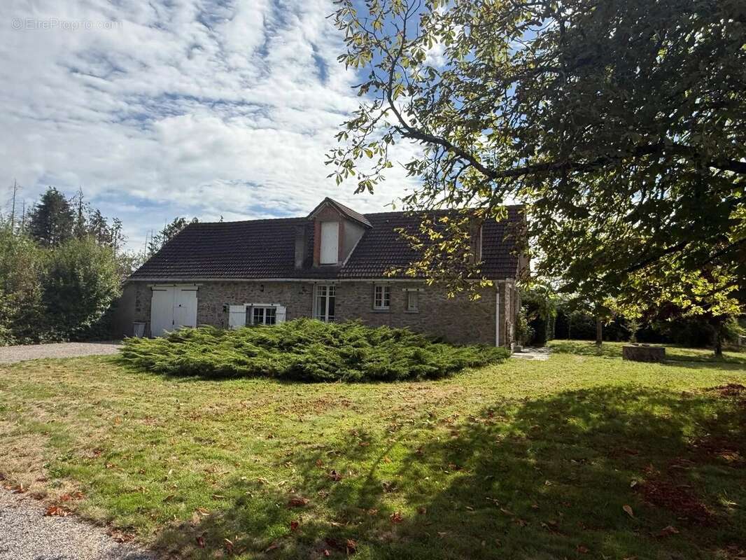 Maison à MAILHAC-SUR-BENAIZE