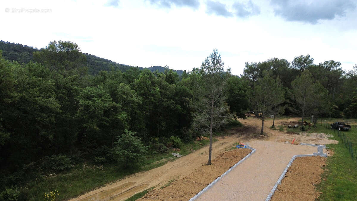 Terrain à MEOUNES-LES-MONTRIEUX