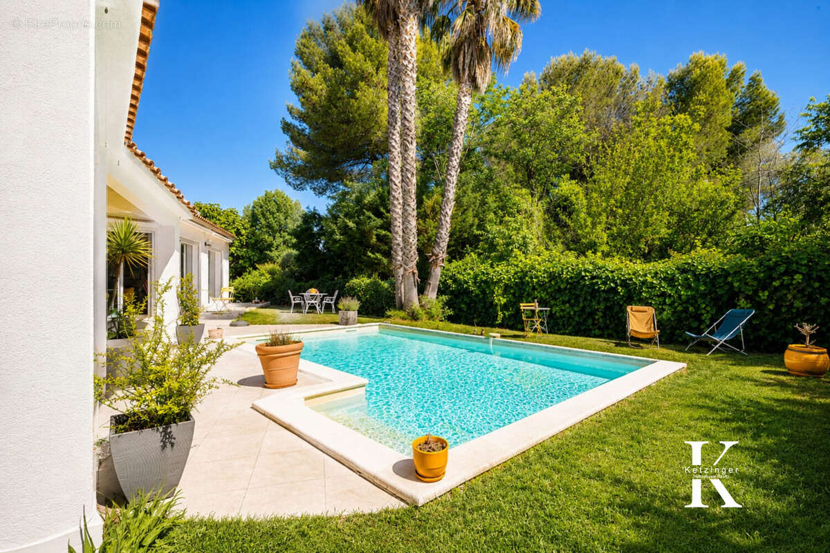 Jardin méditerranéen et piscine turquoise - Maison à PEROLS