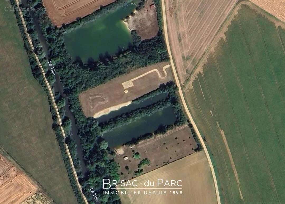 Terrain à LES MAILLYS