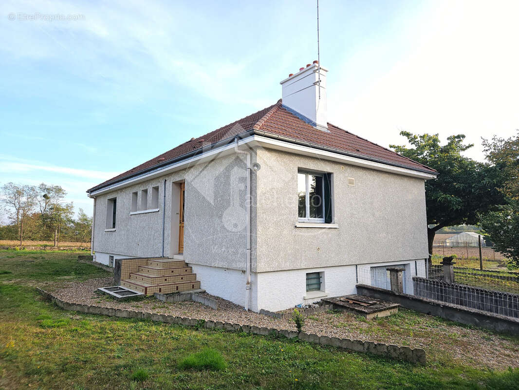 Maison à SAINT-LEGER-SUR-VOUZANCE
